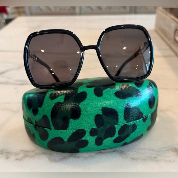 GUCCI Square Black Frame Grey Lenses & ICONIC Gucci Horsebit Hardware. AUTHENTIC - Picture 7 of 17